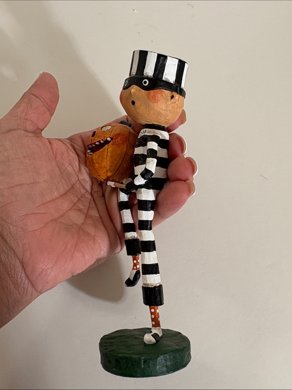 Lori Mitchell Pumpkin Thief figure - Picture 8 of 12